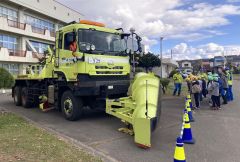 除雪ドーザーを見学する児童