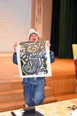 完成したアフリカゾウの版画を披露する石村さん