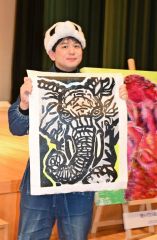 完成したアフリカゾウの版画を披露する嘉成さん