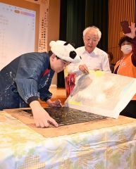 ライブドローイングを行う石村さん(左)と和徳さん(中央)