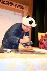 ライブドローイングを行う石村さん