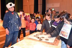 自閉症のアーティスト石村嘉成さん親子が道内初講演 作品制作も披露 豊頃