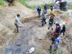 参加者は１２万年前の地層を細かく掘り進めて調査を行った