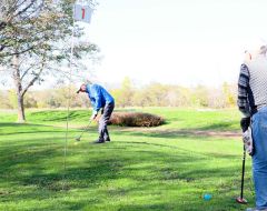 パークゴルフを楽しむ参加者ら