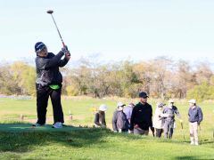 パークゴルフを楽しむ参加者ら