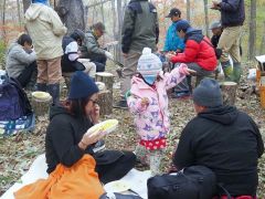 昼食を楽しむ参加者ら