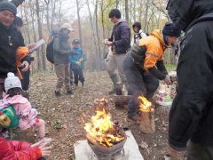 たき火を囲む参加者ら