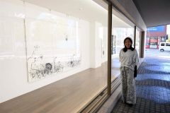 大作を前に来場を呼び掛ける小室さん