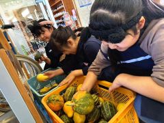 カボチャを使った料理を楽しむ親子たち（草森さん提供）