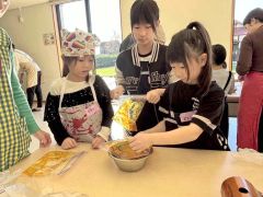 カボチャを使った料理を楽しむ親子たち（草森さん提供）