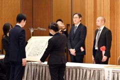 鈴木知事から表彰状が贈られる藤原さん（右端）