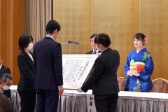 鈴木知事から表彰状が贈られる加藤さん（右端）