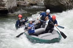 激流での競技の様子。右が近野