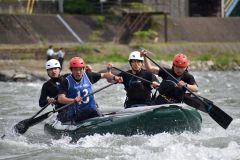 激流での競技の様子。右が近野