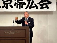 乾杯の音頭を取る三井会長