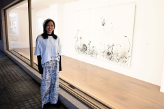 作品「Ｂｌｏｓｓｏｍ－いのち－」の前で作品をＰＲする小室聡美さん