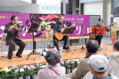 ギターやフルートを演奏した「grazie(グラッチェ)95」