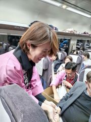 幕別の特産品を配る関係者