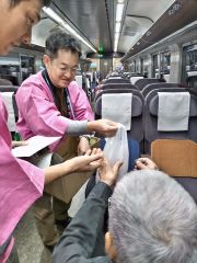 幕別の特産品を配る関係者