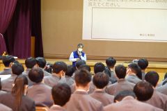 布川教授の教えに耳を傾ける生徒たち