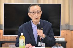 自筆証書遺言書保管制度の長所などを説明する小栗さん