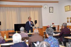 自筆証書遺言書保管制度の長所などを説明する小栗さん