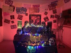 手作りの骸骨や写真が並んだフォトスポットの祭壇