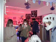 町内外から仮装をした親子連れら約200人が訪れた