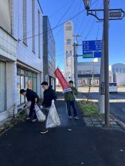 町内の中心部などを会員８人で清掃した