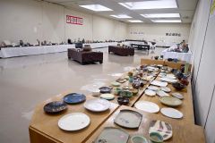 陶芸４サークル、食器やオブジェ多彩に　帯広百年記念館で作品展 2