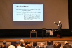 認知症地域ケア講演会で認知症や向き合い方について解説する宮崎氏