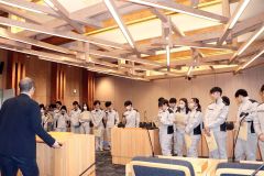 役場庁舎を見学する生徒ら