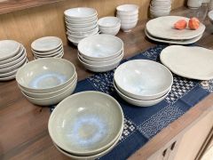 木の灰の釉薬を使った淡い緑色が特徴の青木さんの作品