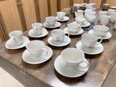 木の灰の釉薬を使った淡い緑色が特徴の青木さんの作品