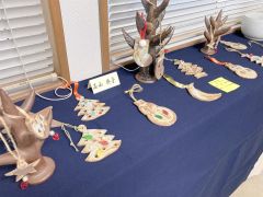 教室作品展は受講生３人の約１００点を販売。クリスマスオーナメントもある。