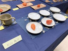 教室作品展は受講生３人の約１００点を販売