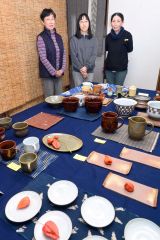 一点ずつ表情の異なる作品が並ぶ会場。中央が青木さん