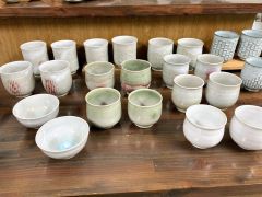 木の灰の釉薬を使った淡い緑色が特徴の青木さんの作品