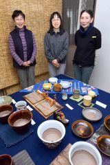 一点ずつ表情の異なる作品が並ぶ会場。中央が青木さん