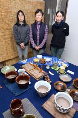 一点ずつ表情の異なる作品が並ぶ会場。左端が青木さん