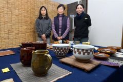 一点ずつ表情の異なる作品が並ぶ会場。左が青木さん