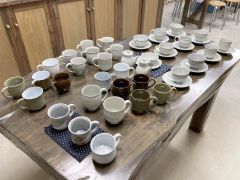 木の灰の釉薬を使った淡い緑色が特徴の青木さんの作品