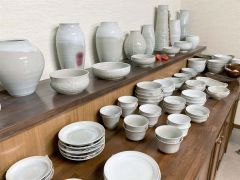 木の灰の釉薬を使った淡い緑色が特徴の青木さんの作品