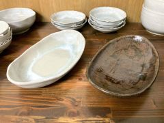 木の灰の釉薬を使った淡い緑色が特徴の青木さんの作品。だ円皿など新作も並ぶ