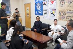 笹原教育長（右）と懇談する佐藤さんら