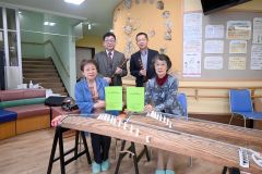 ５０周年記念演奏会を推している（左から）長岡幸枝相談役、澤井会長、副会長の米沢武さんと菱沼文久優さん