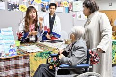 来場者とのコミュニケーションを楽しむ（左から）カインマトンさんとヤンリンさん