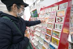 帯広郵便局に設置された年賀はがきの販売コーナー(30日午前9時半ごろ、須貝拓也撮影)