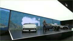 モビリティショーのプレス発表で、次世代ＥＶシリーズと共に再使用型ロケットを紹介した（同社提供動画より）