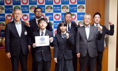 キルギスを訪問する（前列左２人目から）西潟さんと山岸さん。左は高木町長